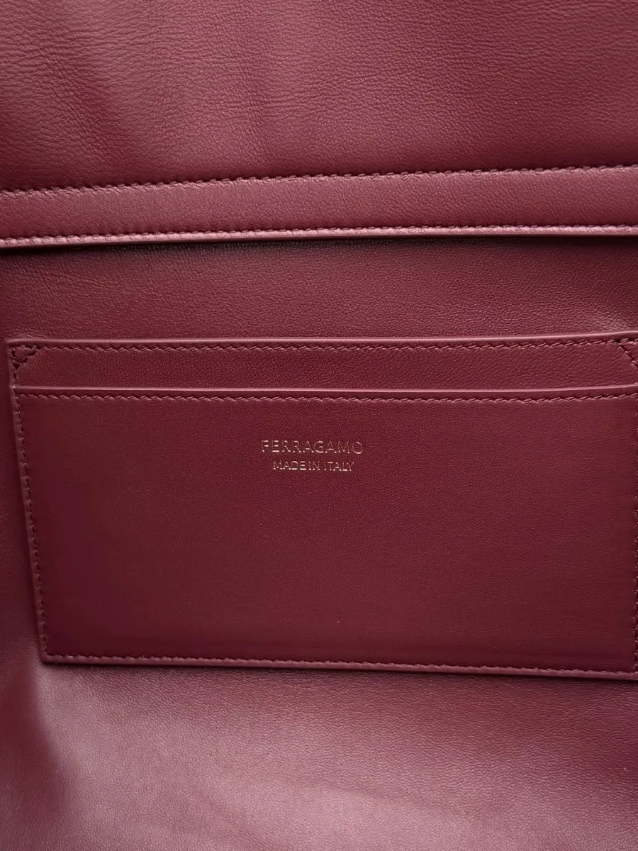 Внутренний накладной кожаный карман бордового цвета с золотистым тиснением Ferragamo Made in Italy