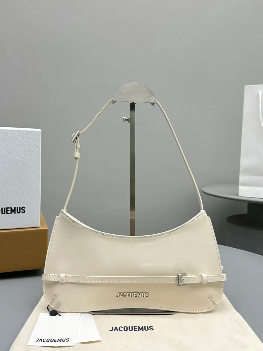 Белая сумка на плечо Jacquemus с декоративным ремешком на стойке, вид спереди