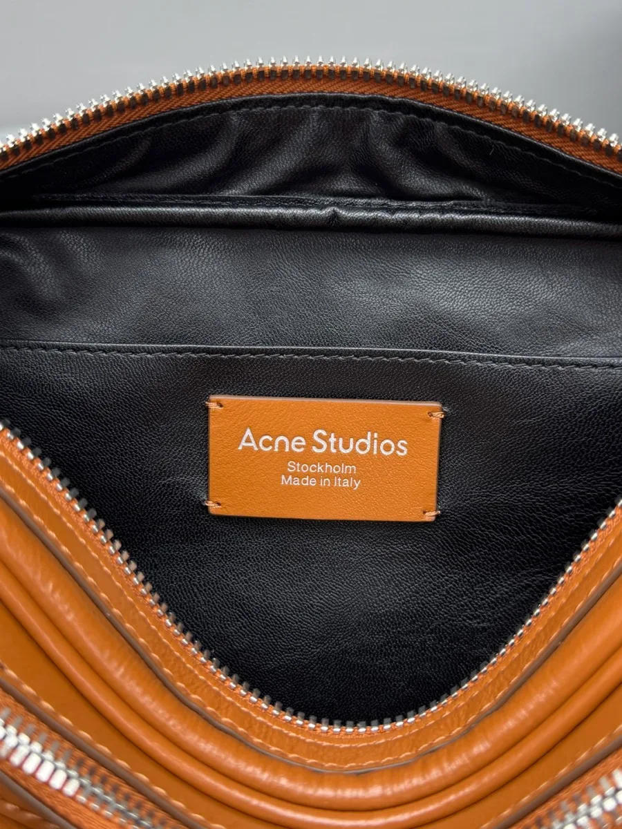 Внутреннее отделение с кожаной нашивкой логотипа Acne Studios