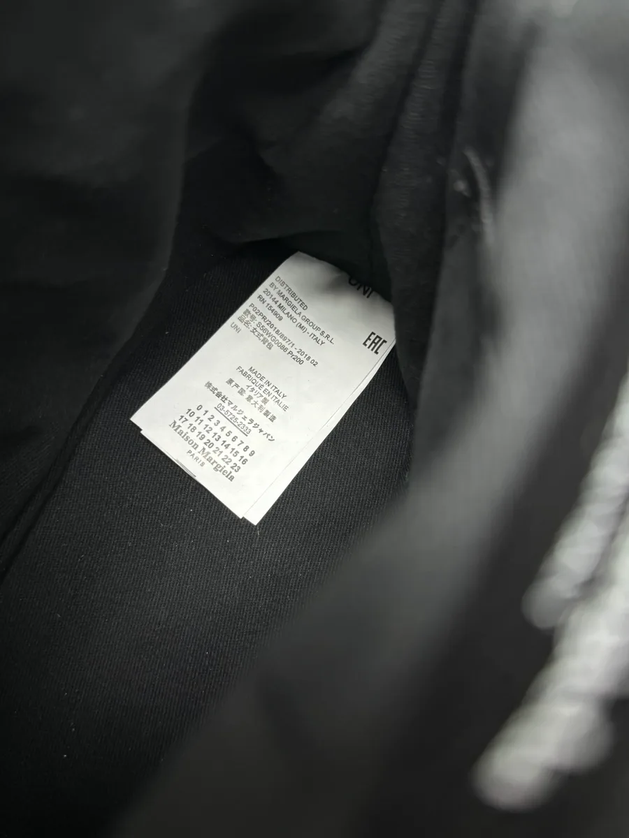 Внутренняя бирка с числовым кодом в основном отделении сумки