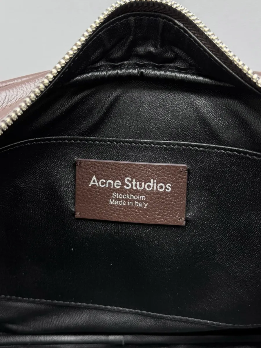 Кожаная нашивка с тиснёным логотипом бренда внутри сумки Acne Studios