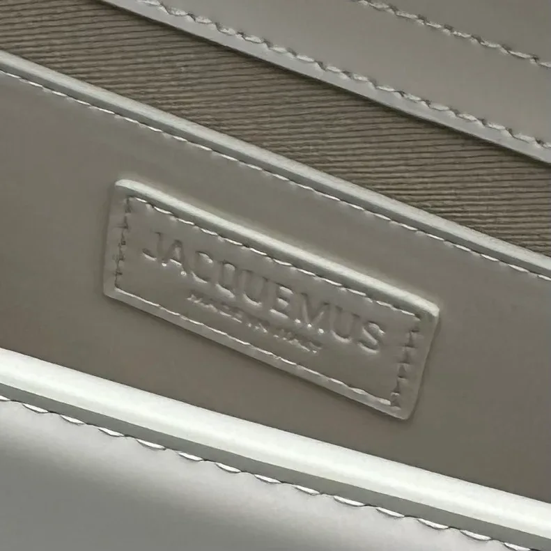 Кожаная нашивка Jacquemus Made in Italy во внутреннем отделении сумки