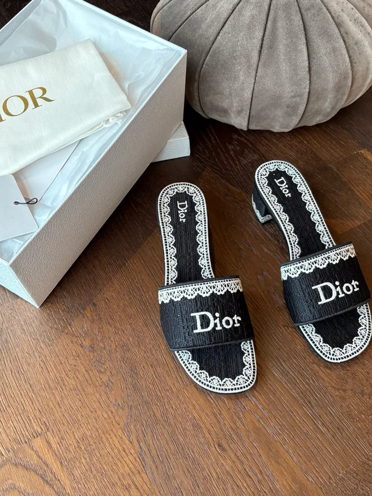 Dior Чёрные текстильные шлёпанцы на каблуке с кружевной отделкой