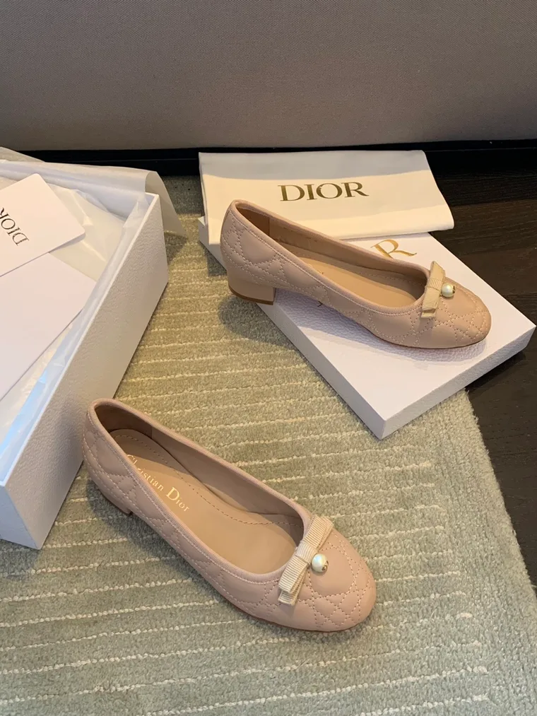 Dior Бежевые стеганые туфли Cannage с бантом и жемчужиной