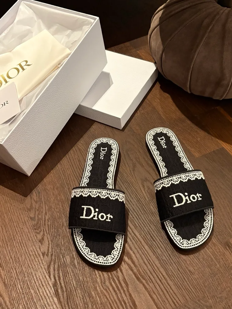 Dior Чёрные текстильные шлёпанцы с вышивкой и кружевным кантом