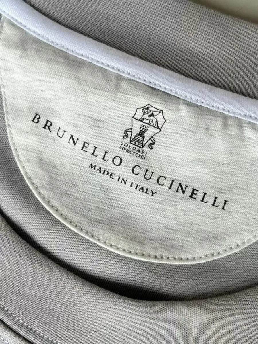 Серая хлопковая футболка Brunello Cucinelli на модели, прямой вид спереди и короткие рукава