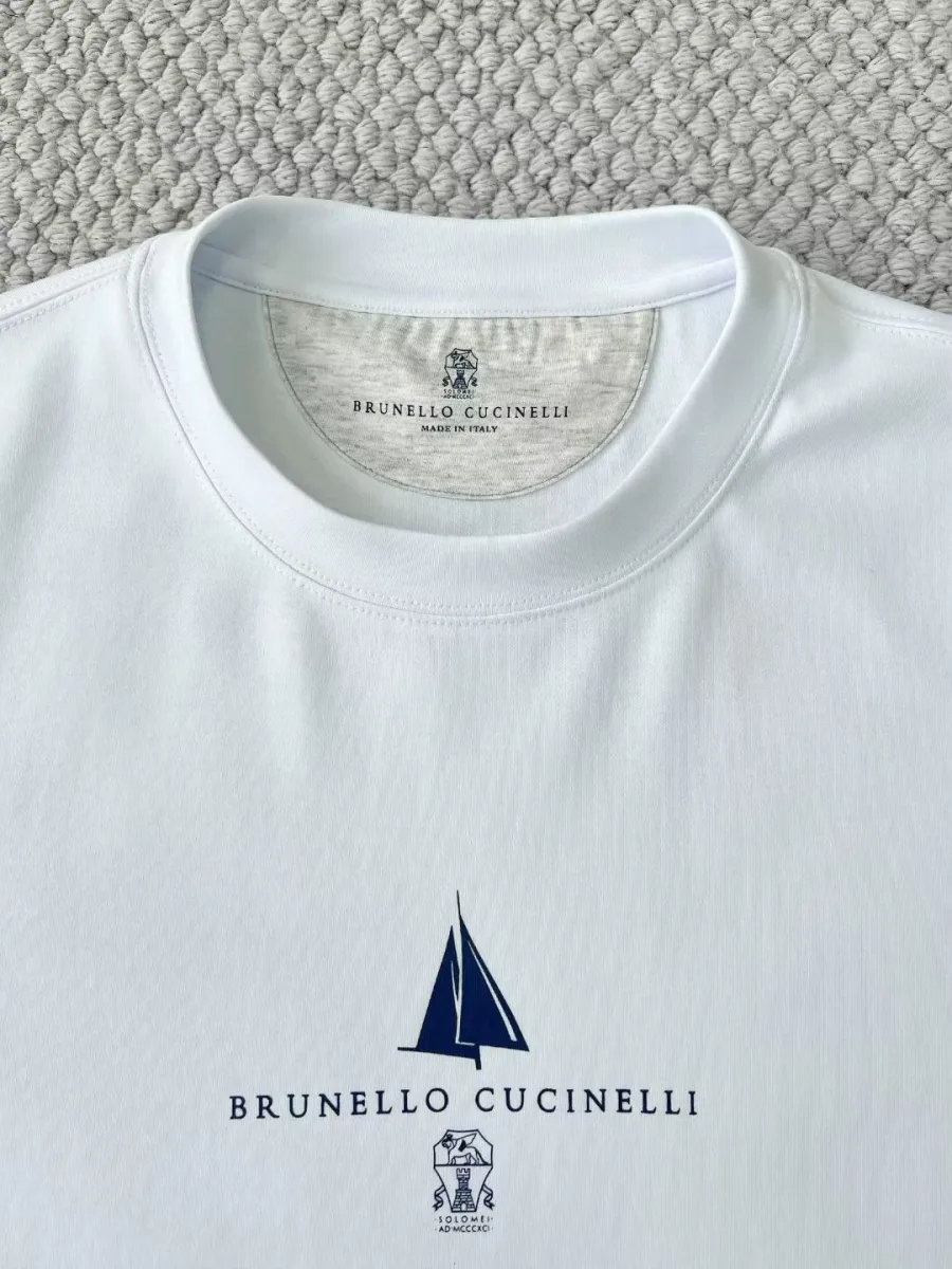 Белая футболка Brunello Cucinelli вид сзади с короткими рукавами и прямым низом