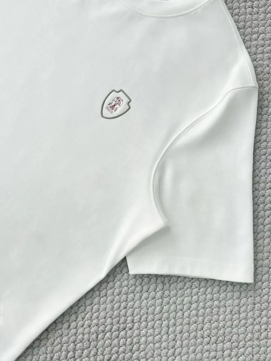 Белая футболка Brunello Cucinelli крупным планом с коротким рукавом и биркой внутри
