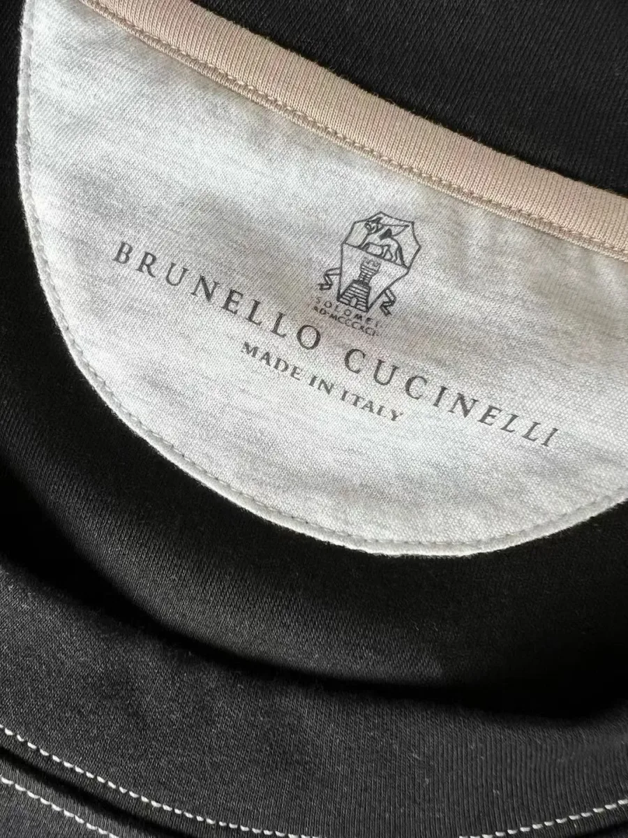 Чёрная футболка Brunello Cucinelli на модели, вид сзади, короткие рукава и аккуратная посадка по фигуре