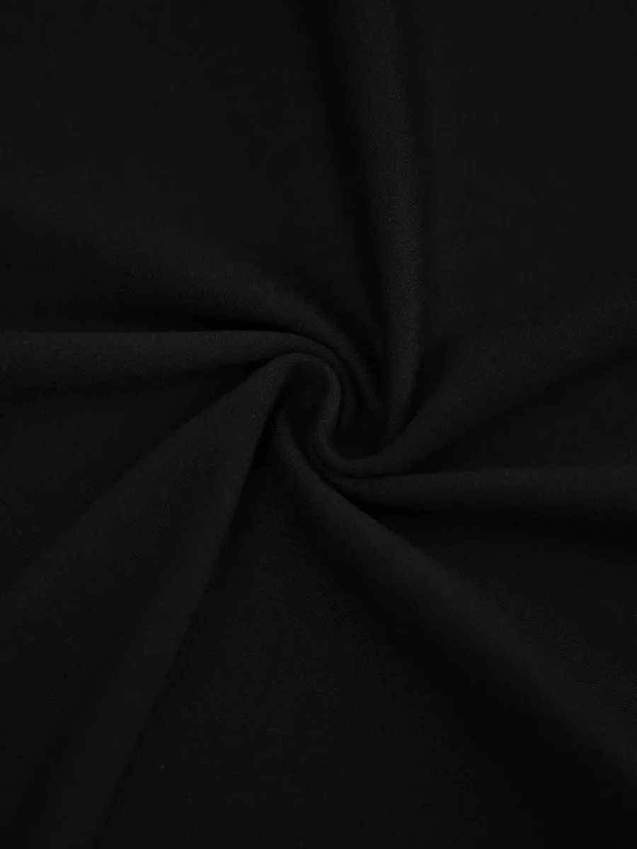 Чёрная футболка Brunello Cucinelli на модели спереди, с круглым воротом, короткими рукавами и принтом