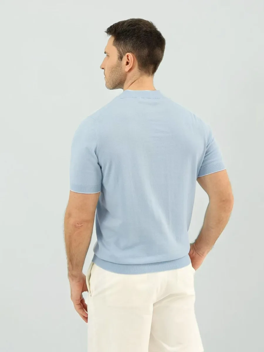 Голубая футболка на модели со спины с круглым воротником и короткими рукавами