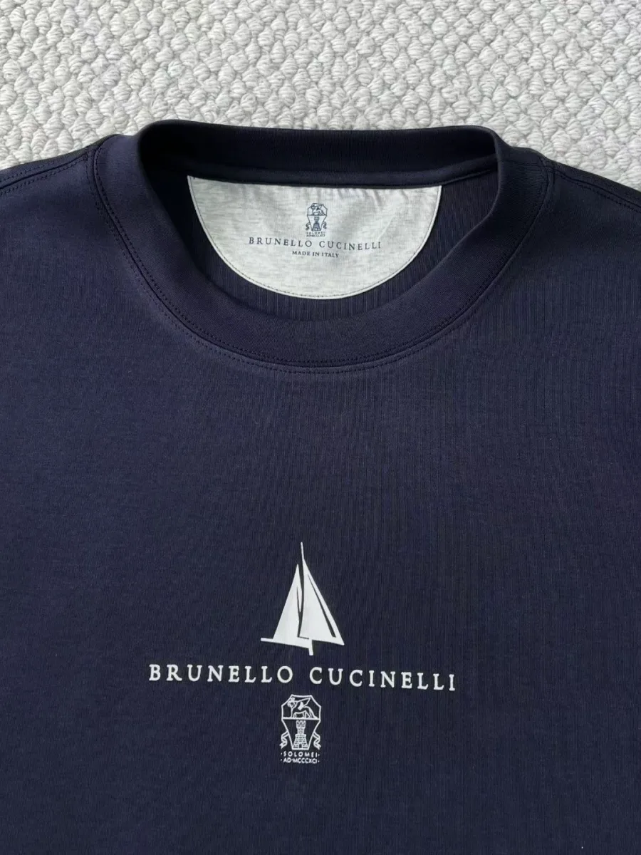 Синяя хлопковая футболка Brunello Cucinelli сзади, с короткими рукавами и гладкой спинкой