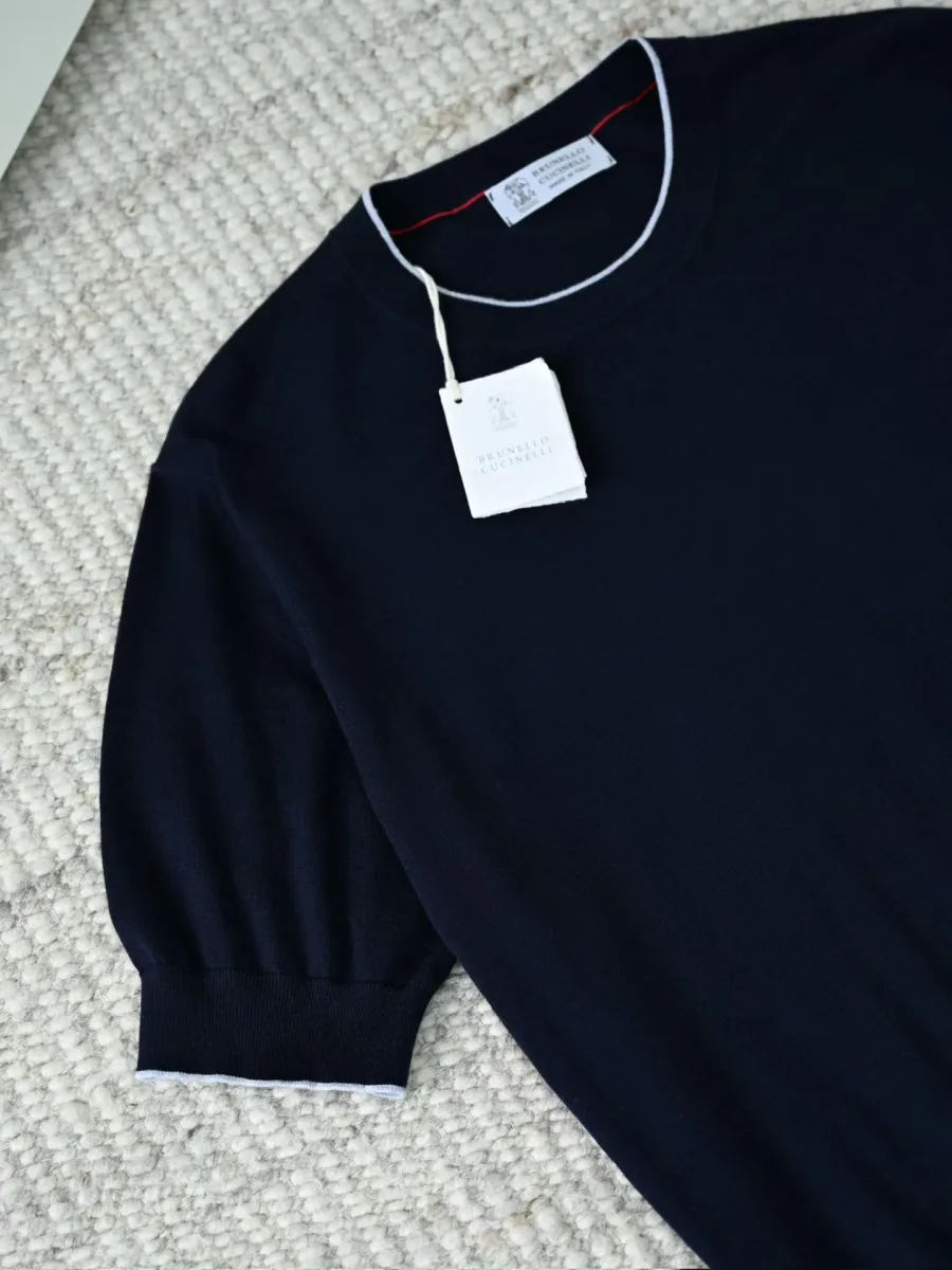 Синяя футболка Brunello Cucinelli крупным планом, круглый воротник и короткий рукав