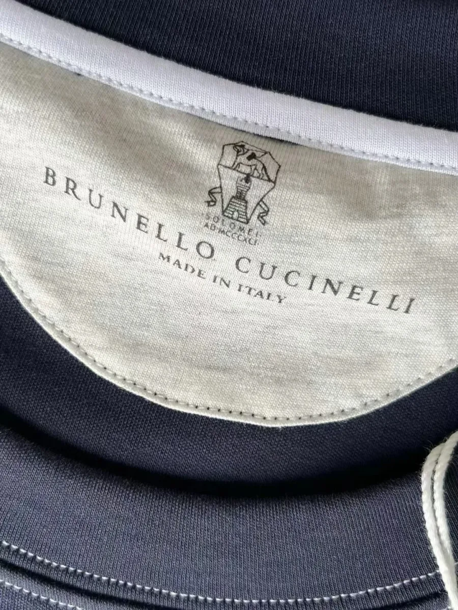 Синяя футболка Brunello Cucinelli крупным планом, внутренняя брендированная бирка у горловины