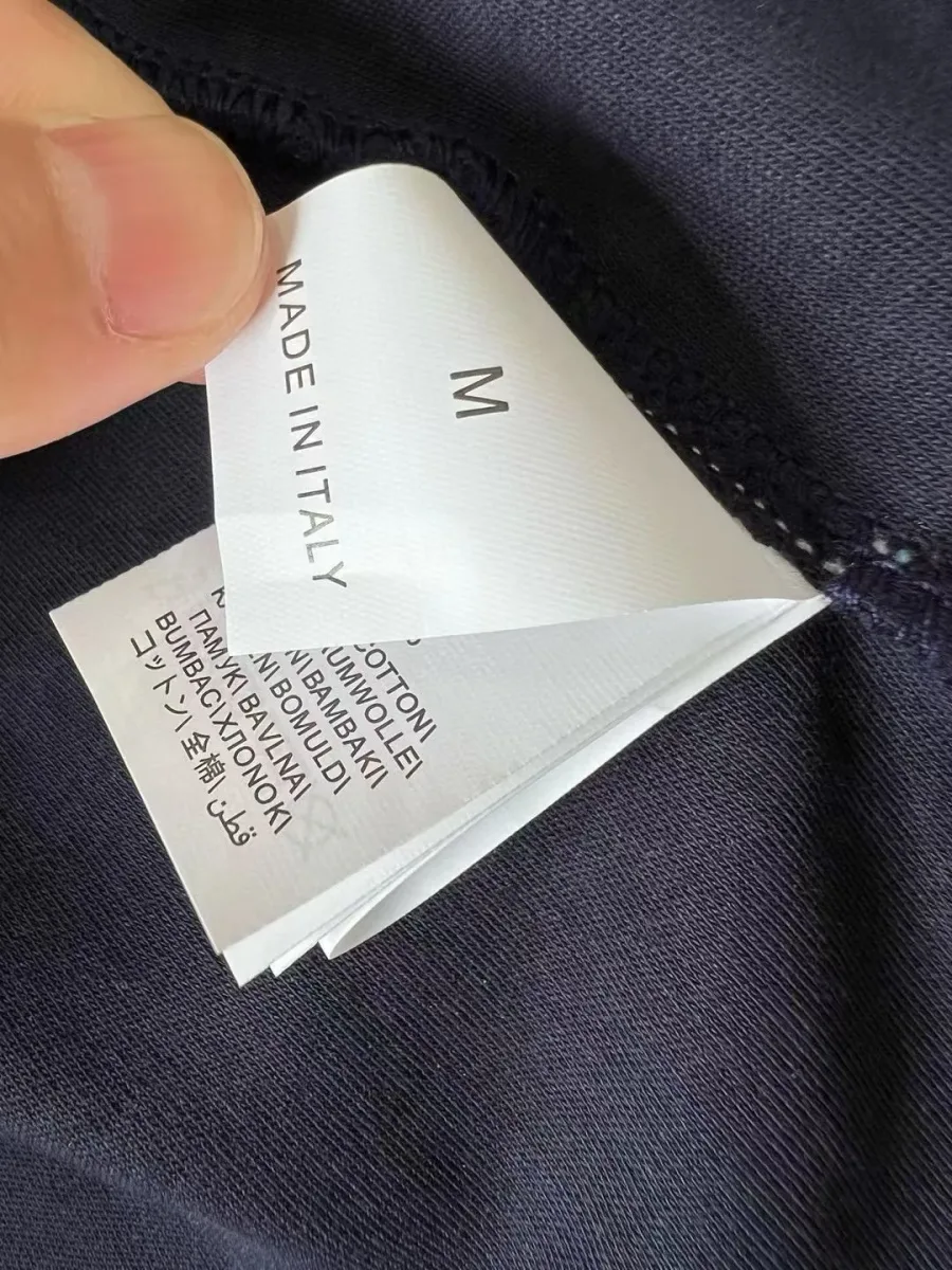 Синяя футболка Brunello Cucinelli крупным планом, ярлык размера M и бирка Made in Italy