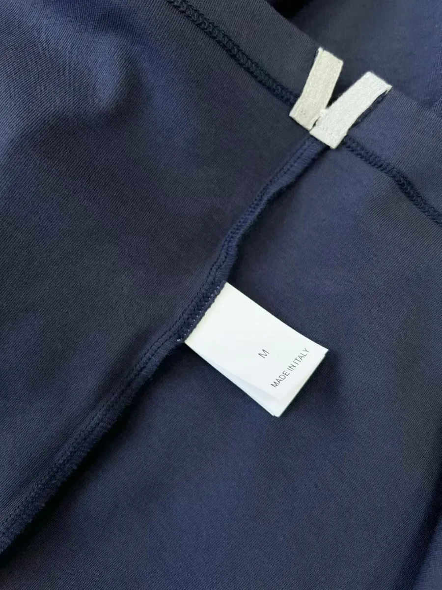 Синяя футболка Brunello Cucinelli на модели сзади, с короткими рукавами и ровной спинкой