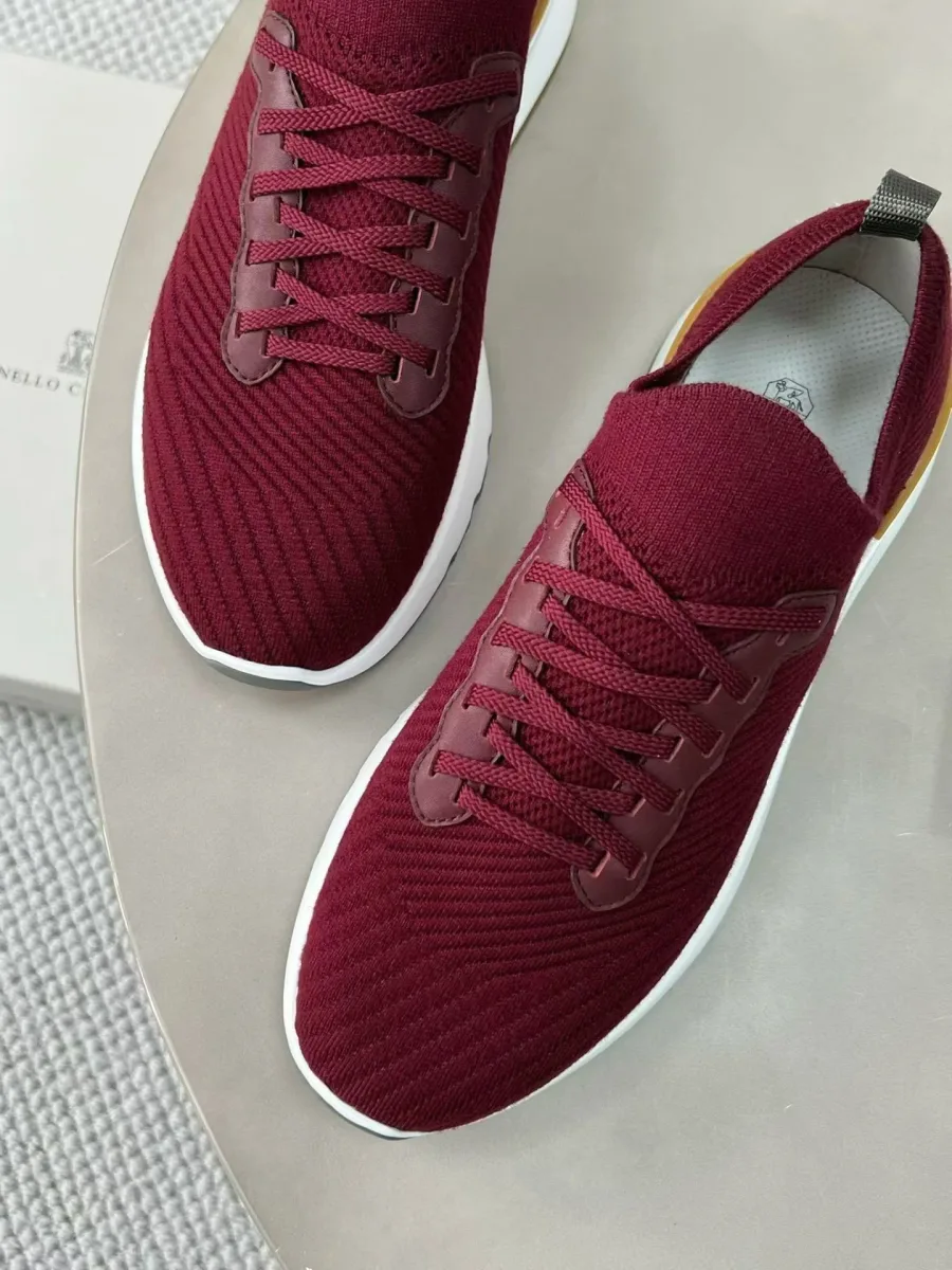 Бордовые кроссовки Brunello Cucinelli под углом, видны рельефный трикотаж и шнуровка