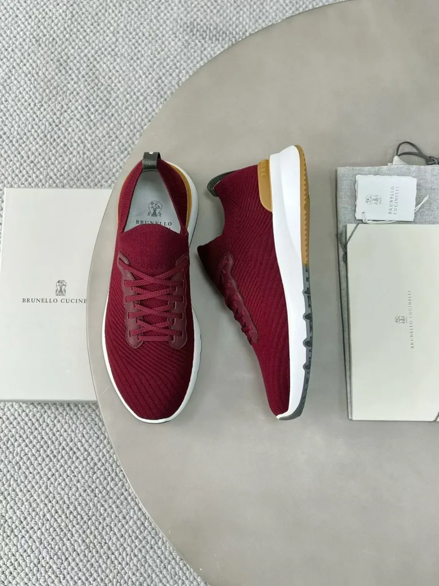Бордовые кроссовки Brunello Cucinelli сверху и сбоку, видны белая подошва и шнуровка