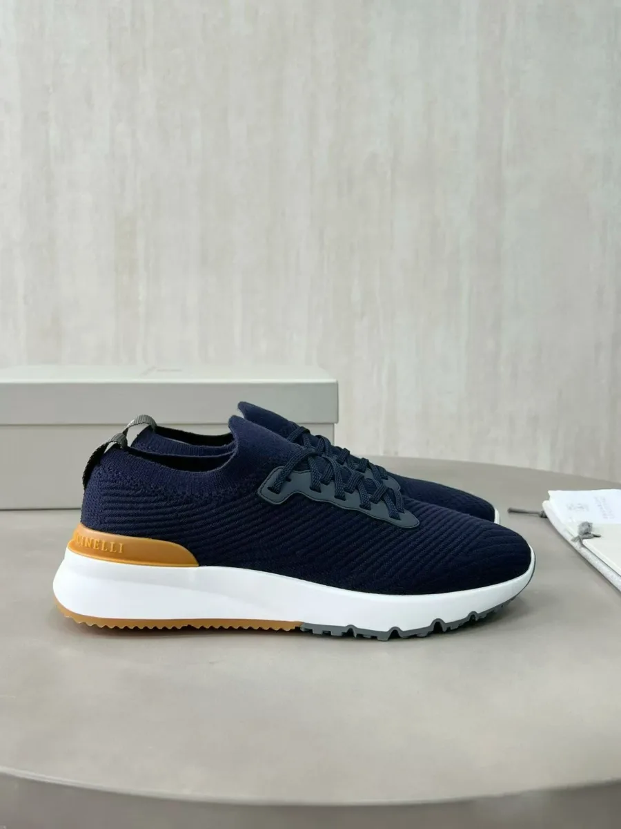 Джинсовый кроссовок Brunello Cucinelli в профиль: рельефный трикотаж, белая подошва и жёлтая вставка