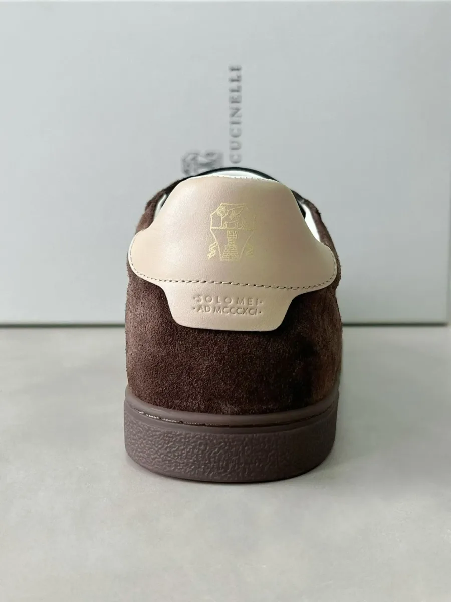 Задняя часть коричневых замшевых кроссовок Brunello Cucinelli с контрастной кожаной вставкой на пятке
