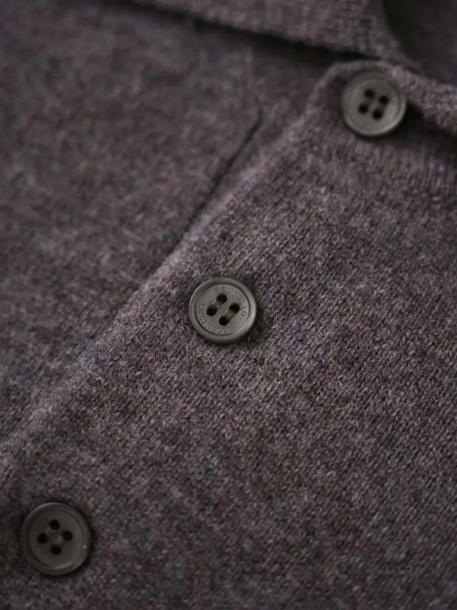 Фрагмент мужского поло, вид спереди, две пуговицы и фактурное трикотажное полотно