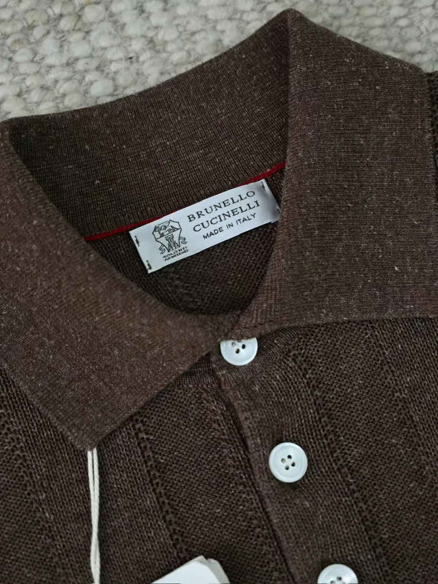 Коричневое поло Brunello Cucinelli крупным планом, короткий рукав с рельефной вертикальной текстурой