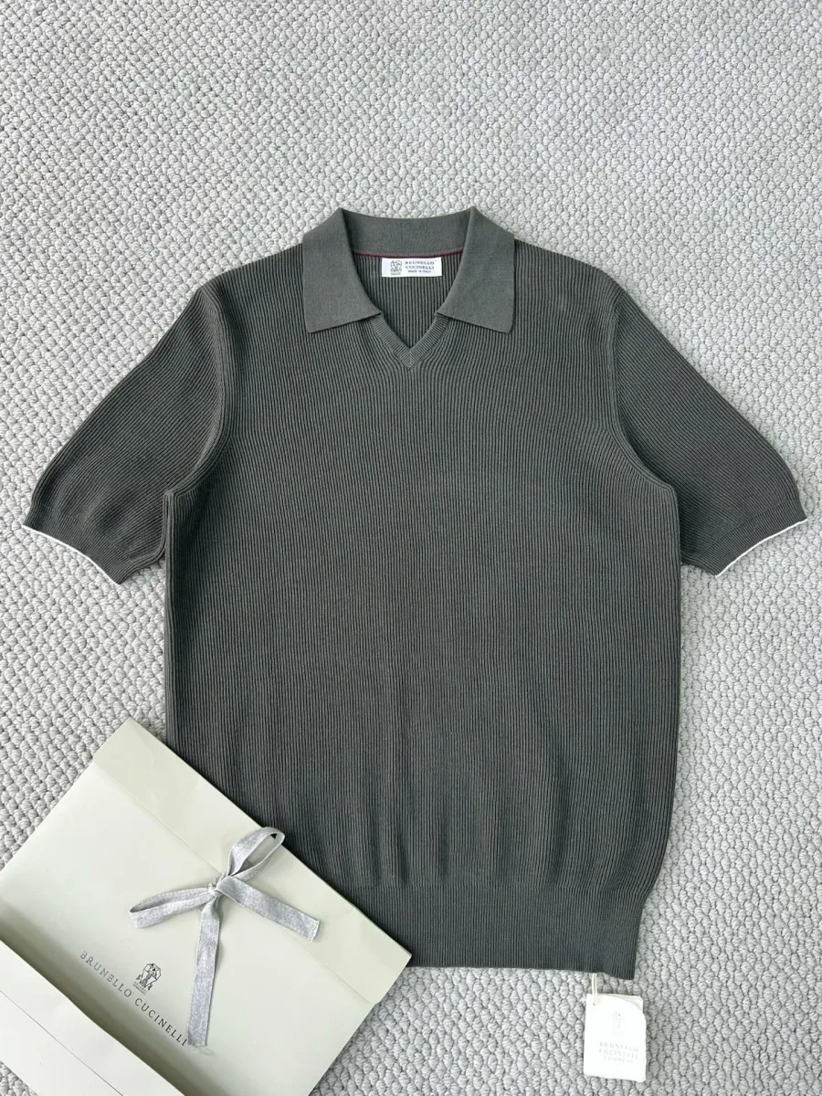Серое трикотажное поло Brunello Cucinelli, вид сверху, короткие рукава и рельефная фактура
