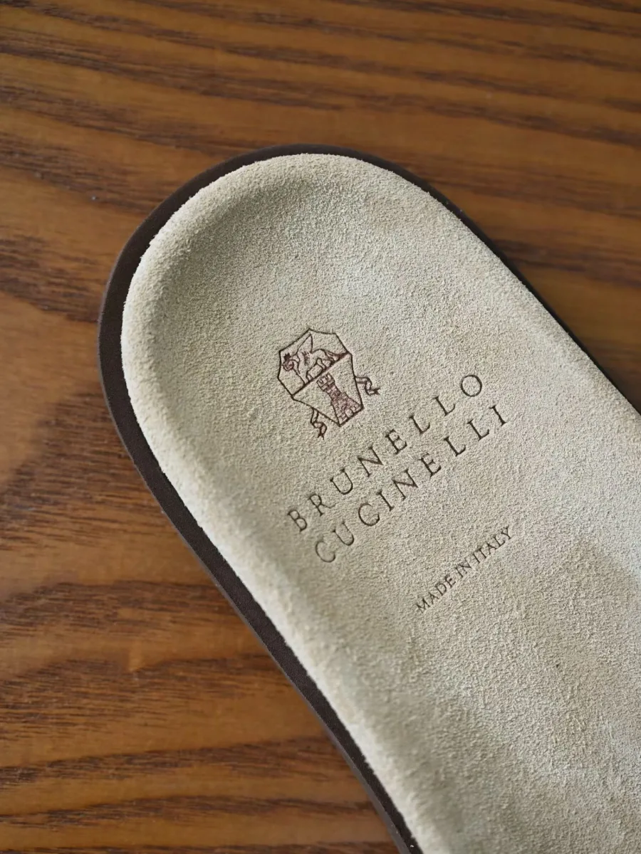 Шлепанец Brunello Cucinelli, крупный план светлой стельки с тисненой надписью и темным кантом
