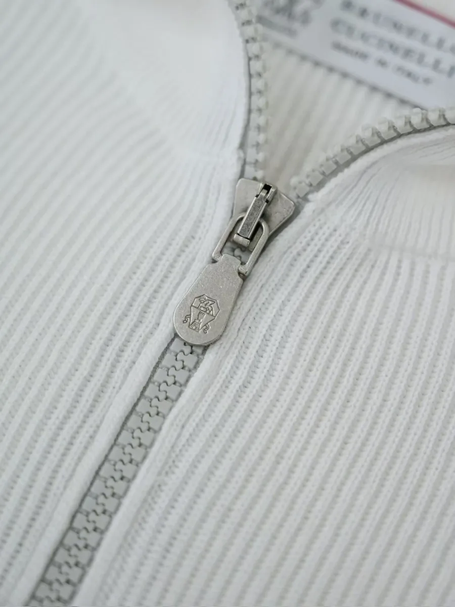 Белый свитер Brunello Cucinelli с фактурной вязкой и рельефной планкой молнии