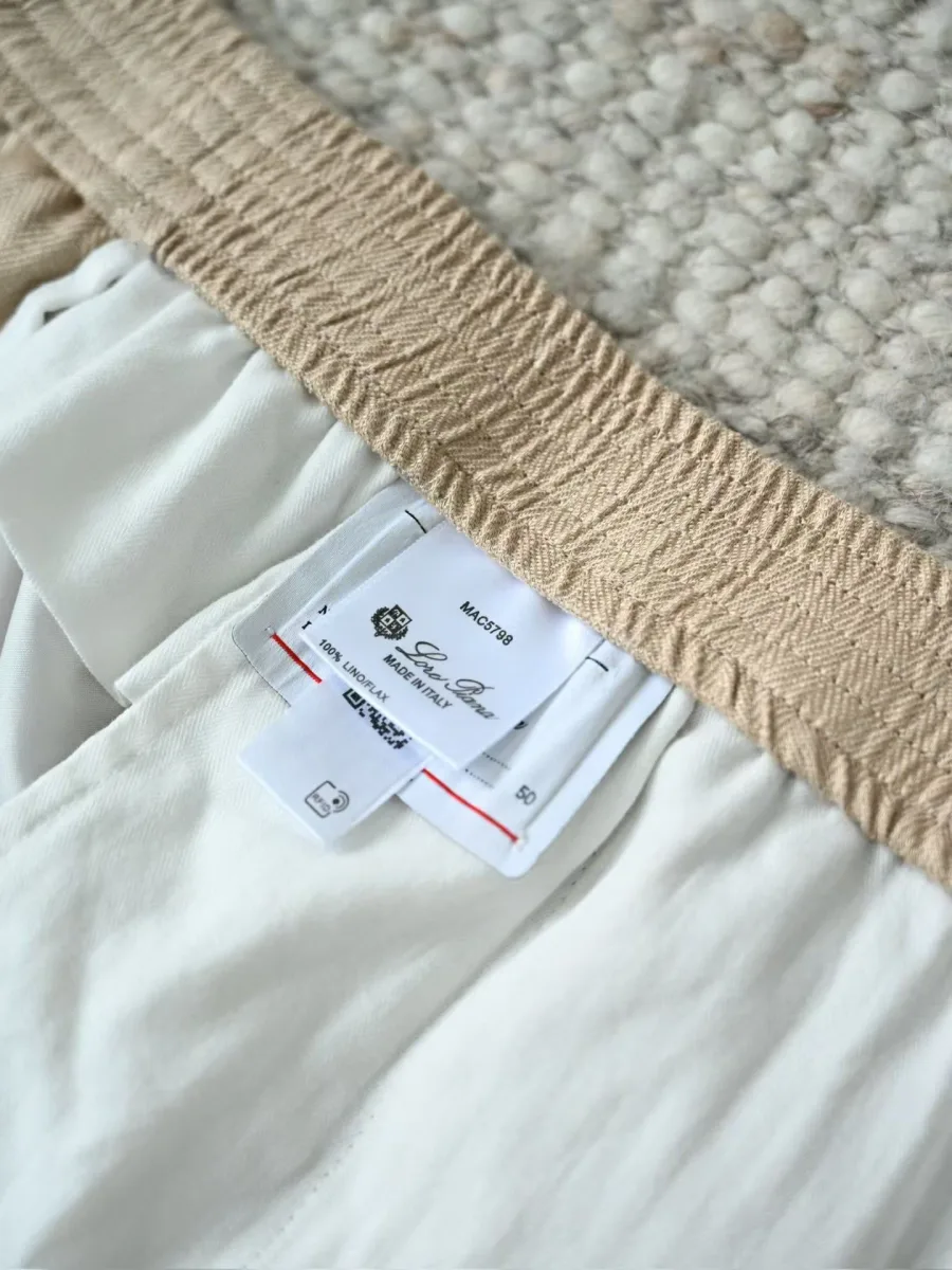 Бежевые льняные брюки крупным планом, эластичная сборка пояса и внутренняя тканевая отделка