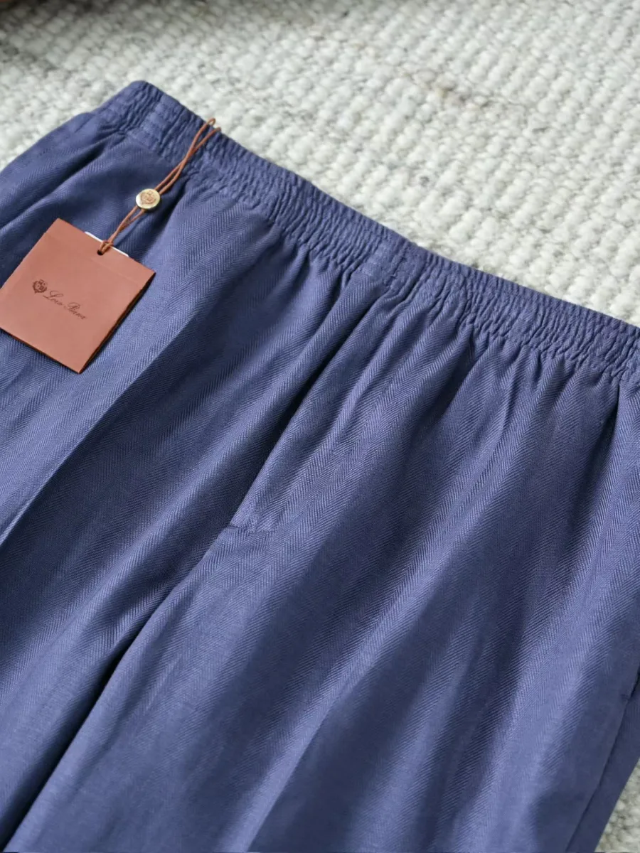 Льняные брюки Loro Piana крупным планом спереди, эластичный пояс и завязка