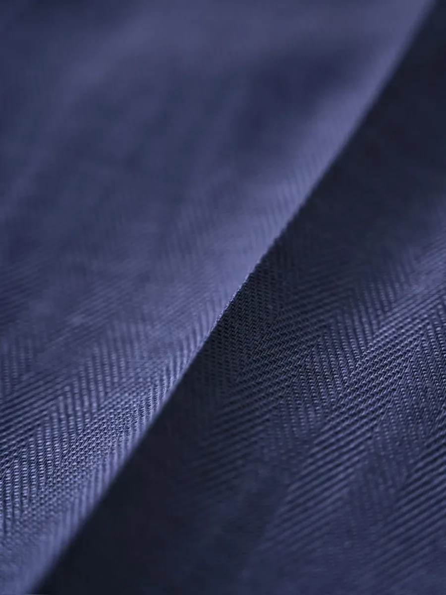 Льняные брюки Loro Piana крупным планом, сине-фиолетовая ткань с заметным диагональным узором