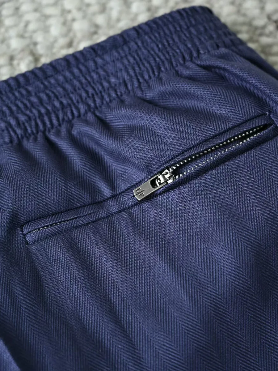 Льняные брюки Loro Piana, деталь бокового кармана на молнии и эластичного пояса