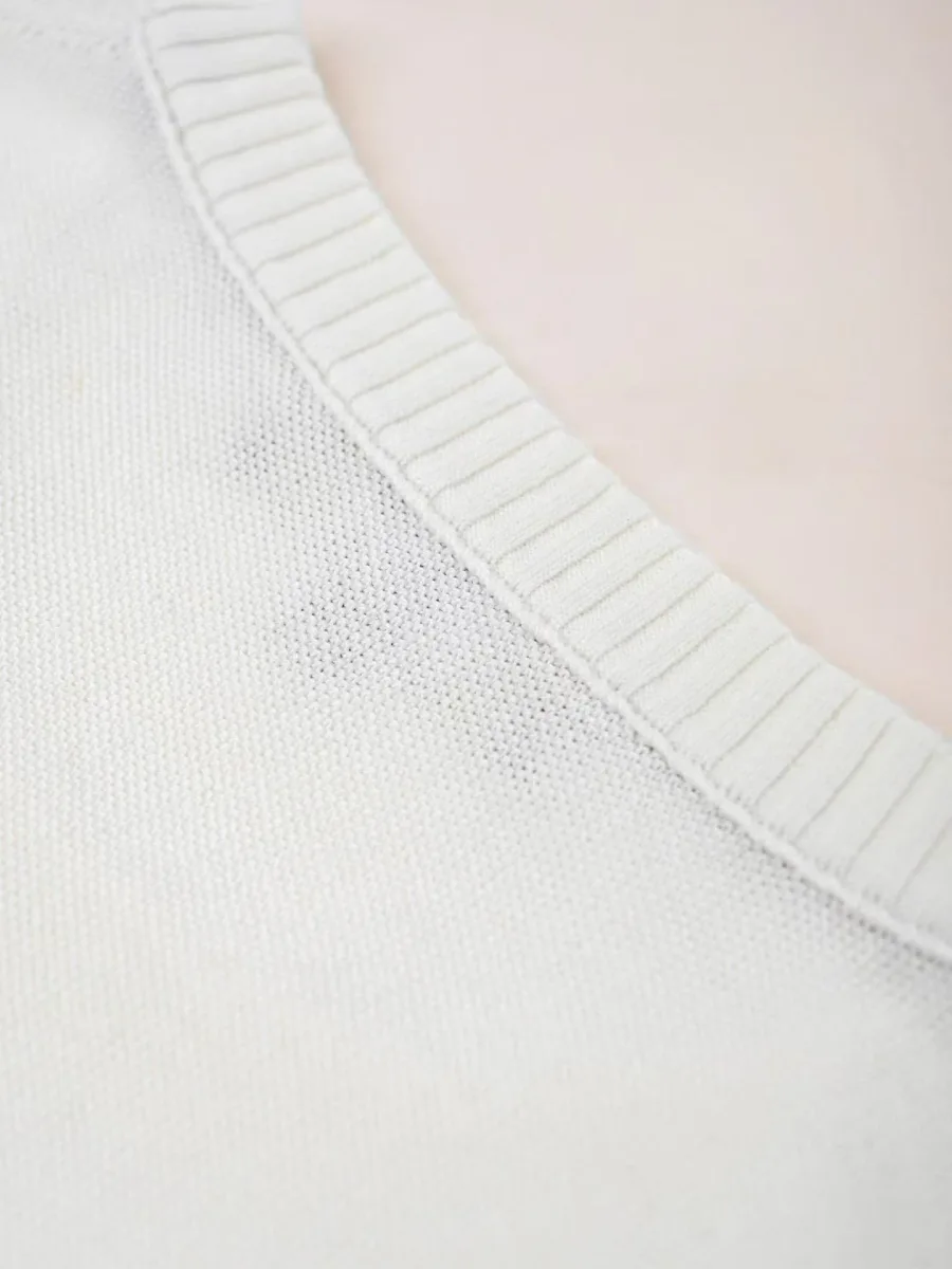 Белая футболка Loro Piana крупным планом с фактурой трикотажа и обработанным швом