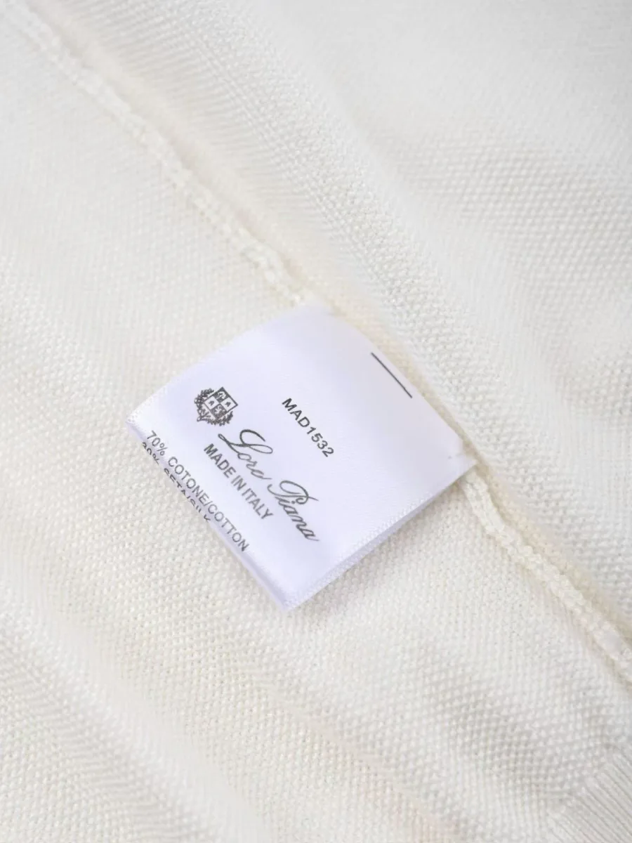 Белая футболка Loro Piana на модели спереди, короткие рукава и прямая посадка