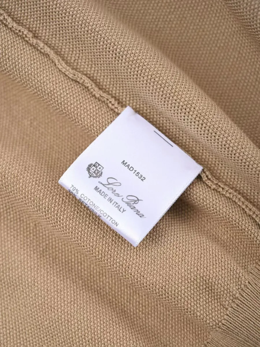 Бежевая футболка Loro Piana на модели в ракурсе три четверти, с коротким рукавом и поясом