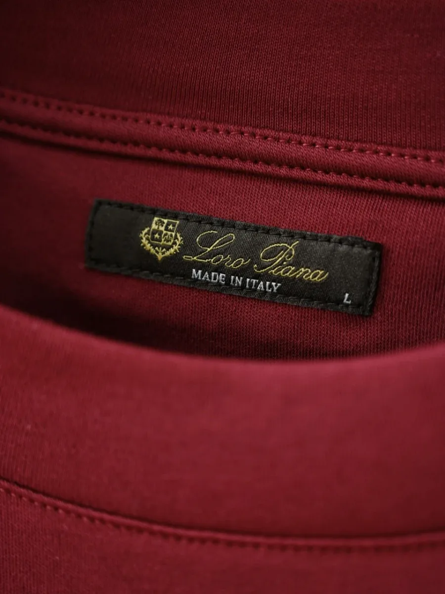 Бордовая футболка Loro Piana крупным планом: ворот и вшитая брендовая этикетка внутри