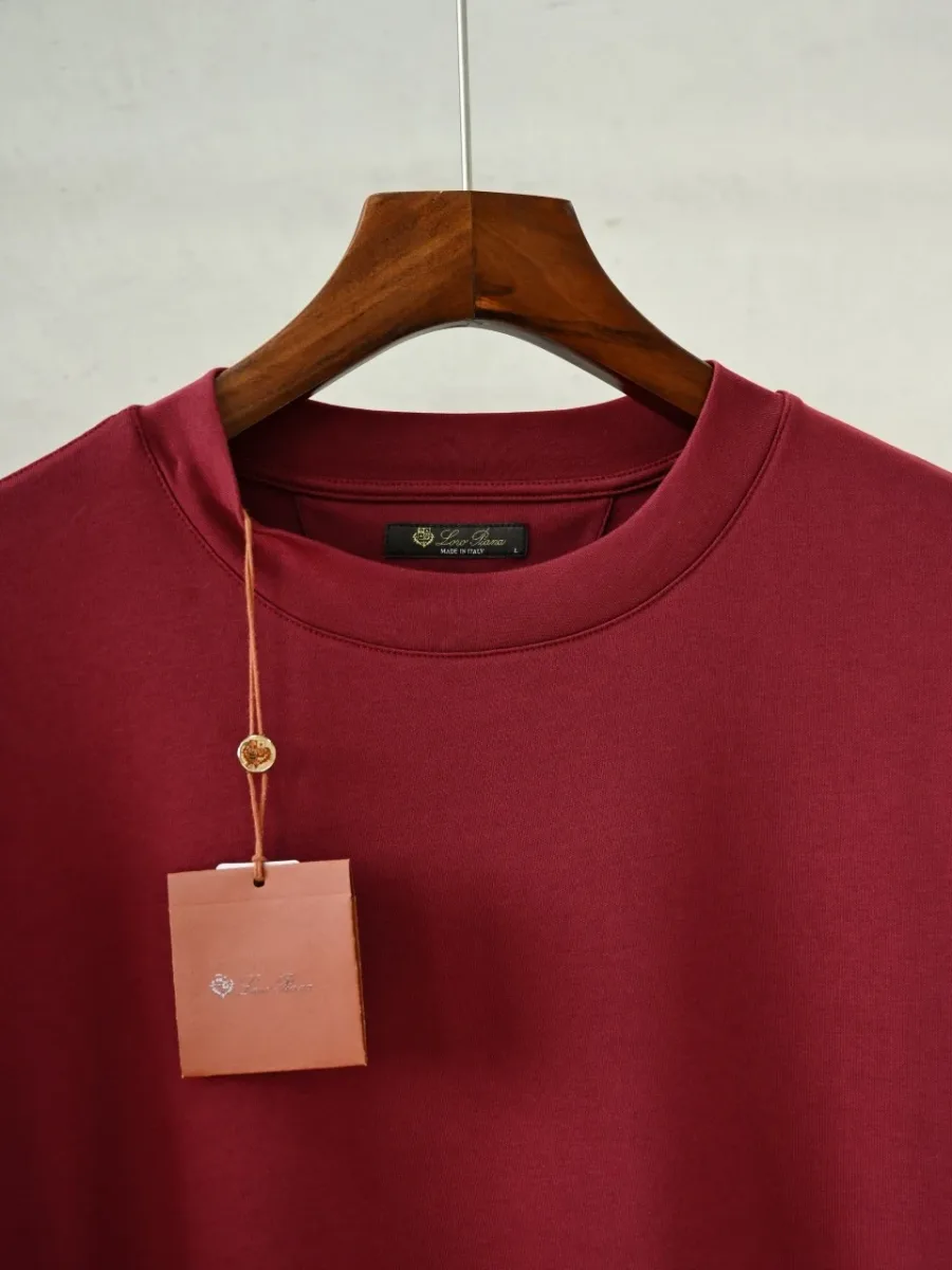 Бордовая футболка Loro Piana крупным планом спереди с круглым воротом и гладким трикотажем