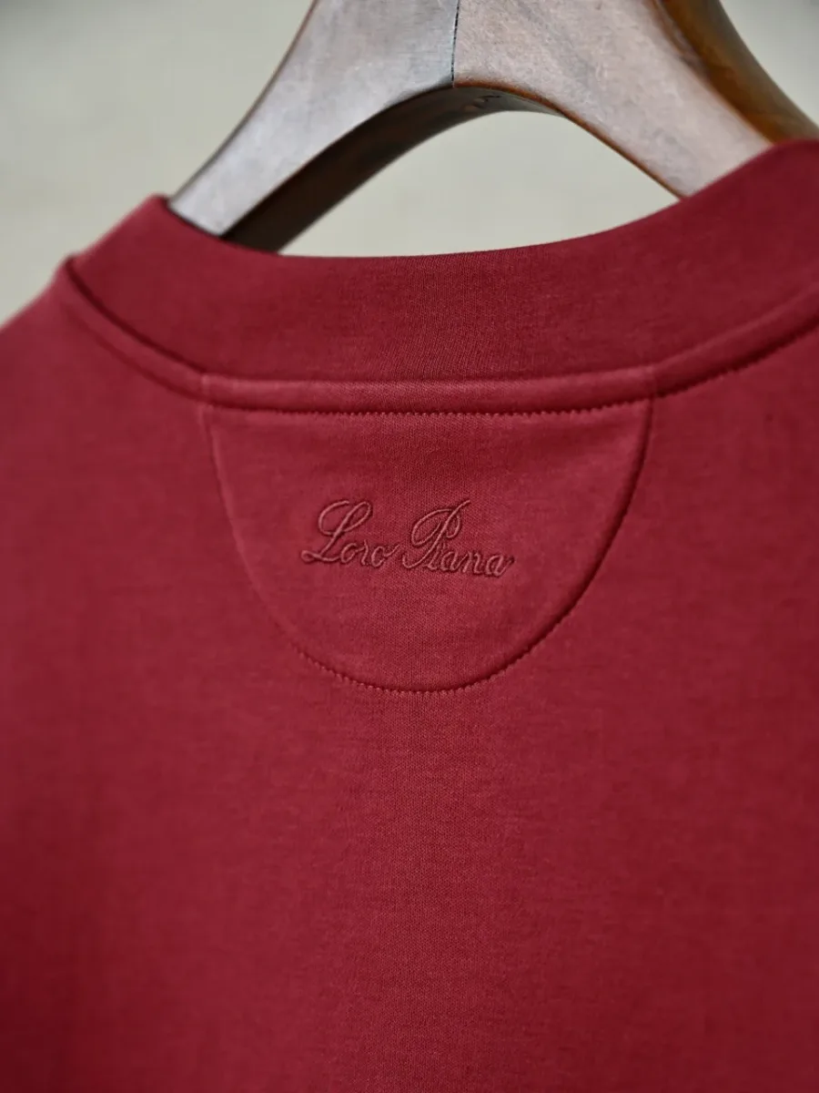 Бордовая футболка Loro Piana сзади крупным планом: круглый ворот и вышитый логотип