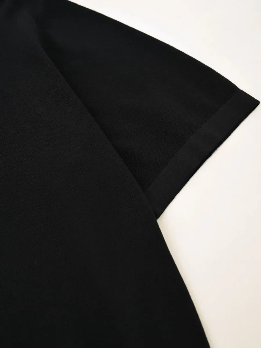Чёрная футболка крупным планом сбоку, короткий рукав с аккуратно подогнутым краем