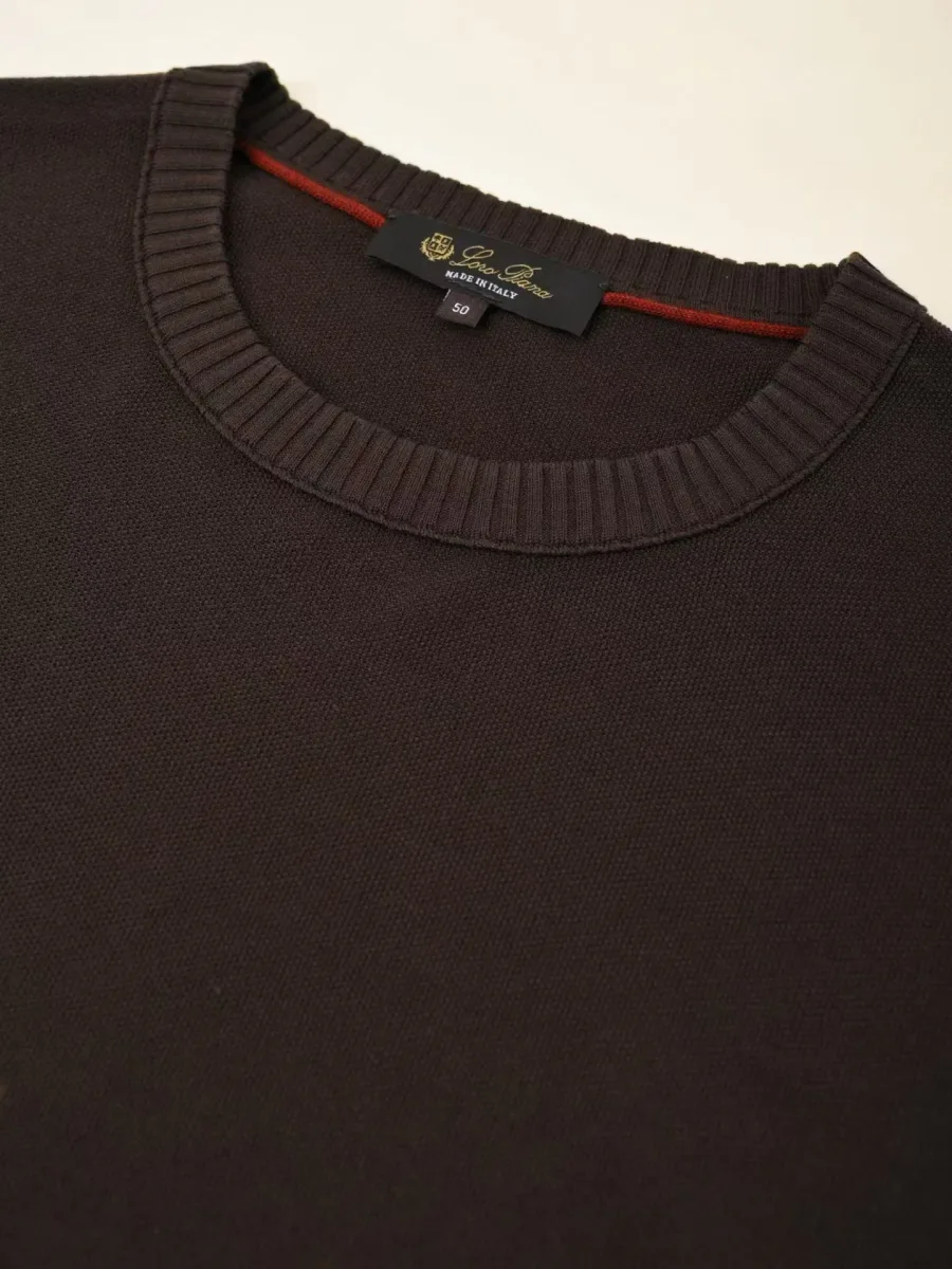 Коричневая футболка Loro Piana крупным планом, фактура трикотажа и ribana по краю рукава