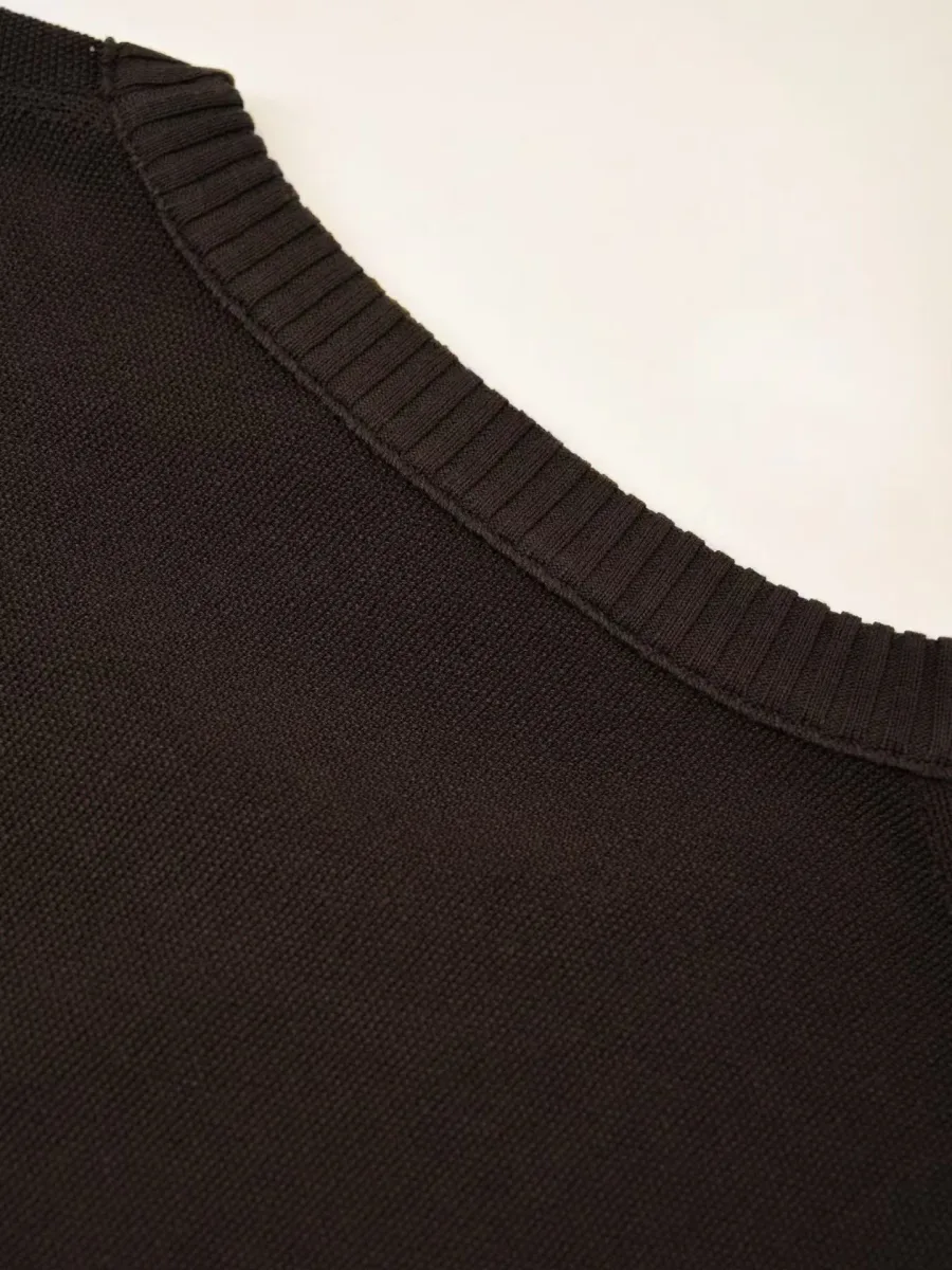 Коричневая футболка Loro Piana крупным планом, рельефный воротник и внутренняя текстильная этикетка