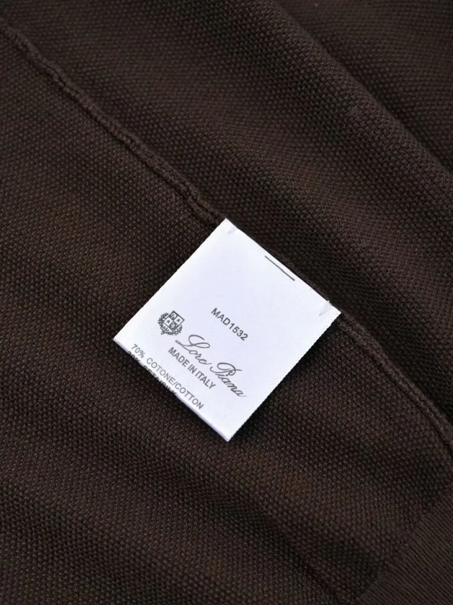 Коричневая футболка Loro Piana на модели сбоку, короткий рукав и аккуратный круглый воротник