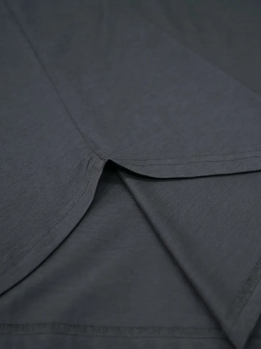 Графитовая футболка Loro Piana крупным планом снизу, ровный край и боковой шов изделия