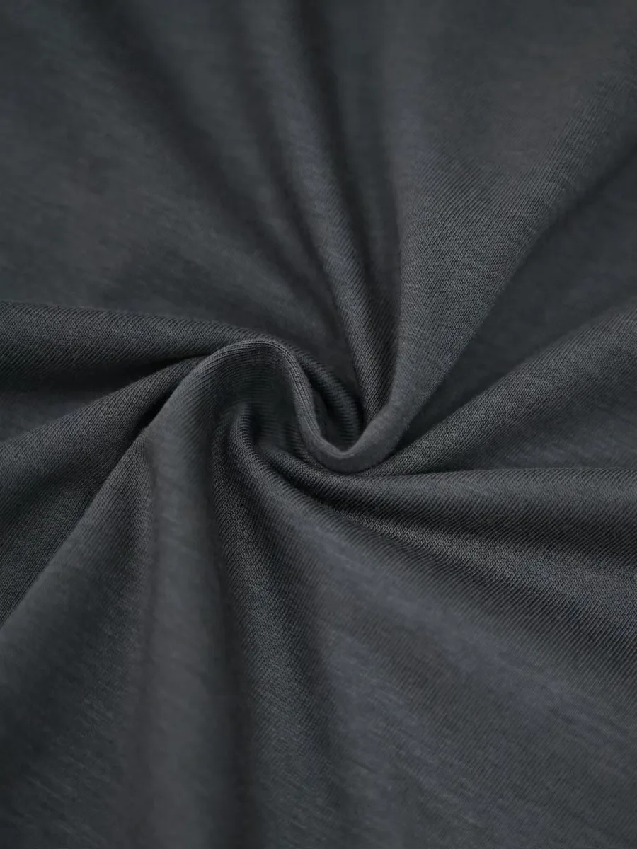 Графитовая футболка Loro Piana, крупный план трикотажного полотна с мягкими складками ткани