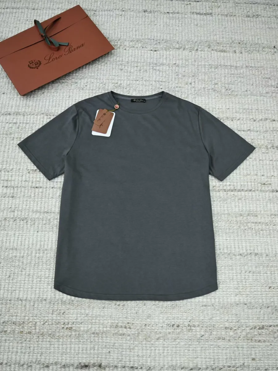 Графитовая футболка Loro Piana, вид спереди сверху, короткие рукава и круглый вырез