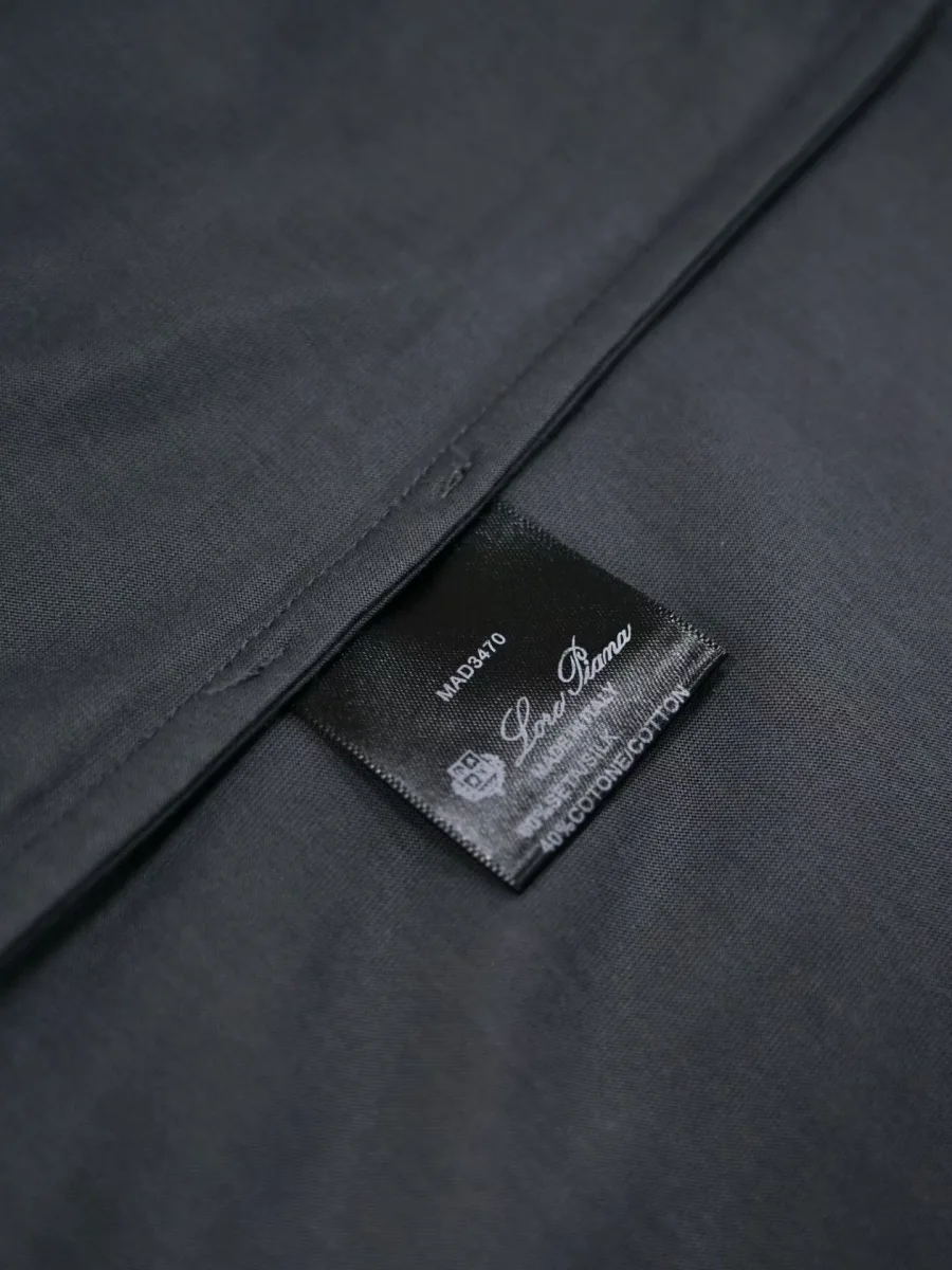 Графитовая футболка Loro Piana, крупный план внутренней бирки и аккуратно обработанного шва