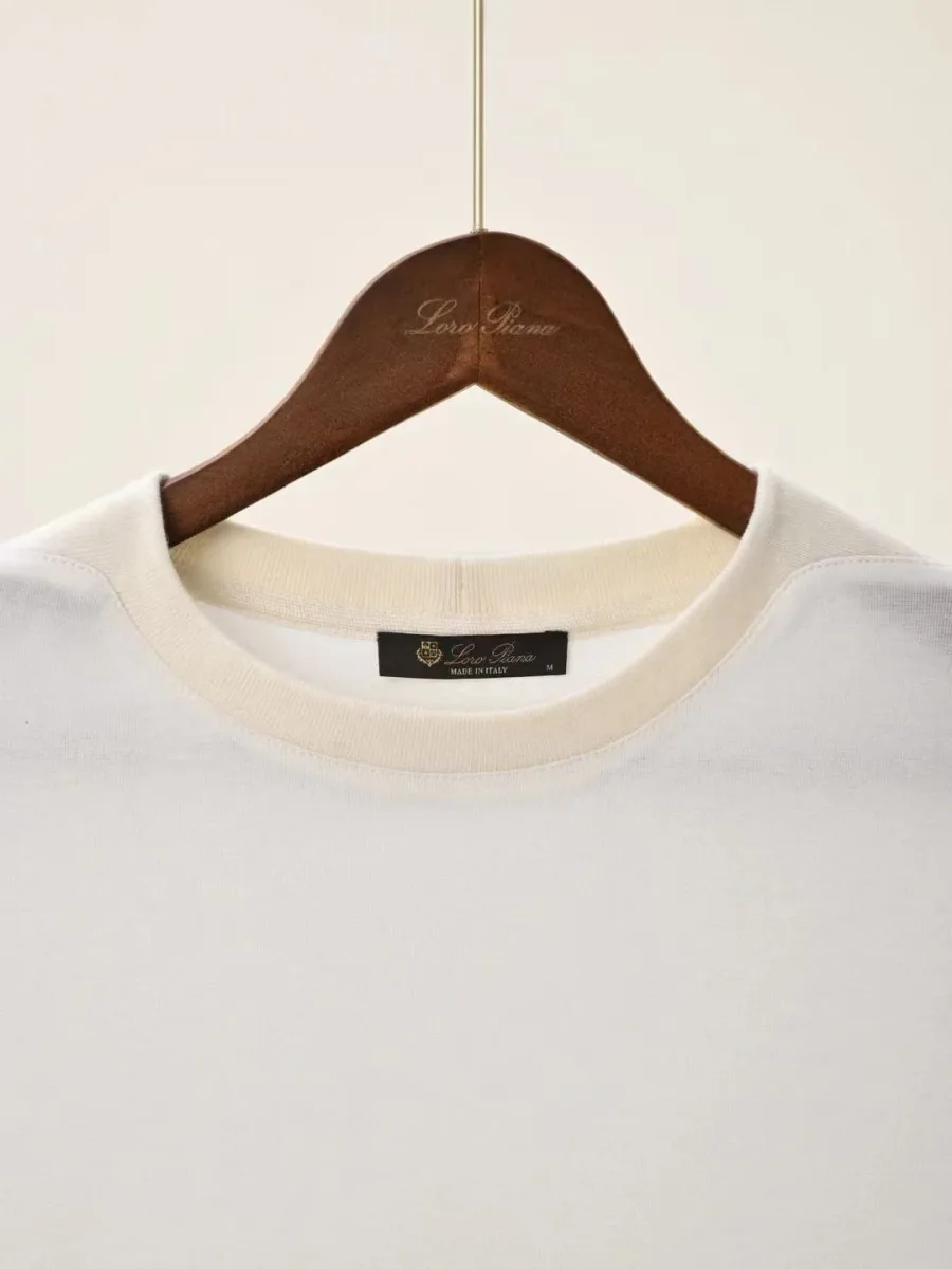 Белая футболка Loro Piana крупным планом: круглый воротник, внутренняя этикетка и фактура трикотажа