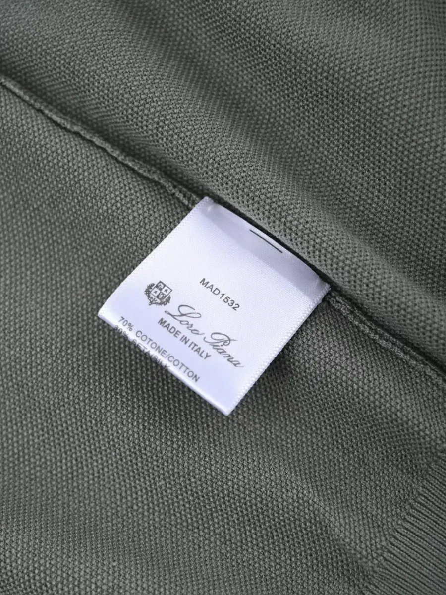 Серая футболка Loro Piana с внутренней стороны, видны бирка и обработка воротника