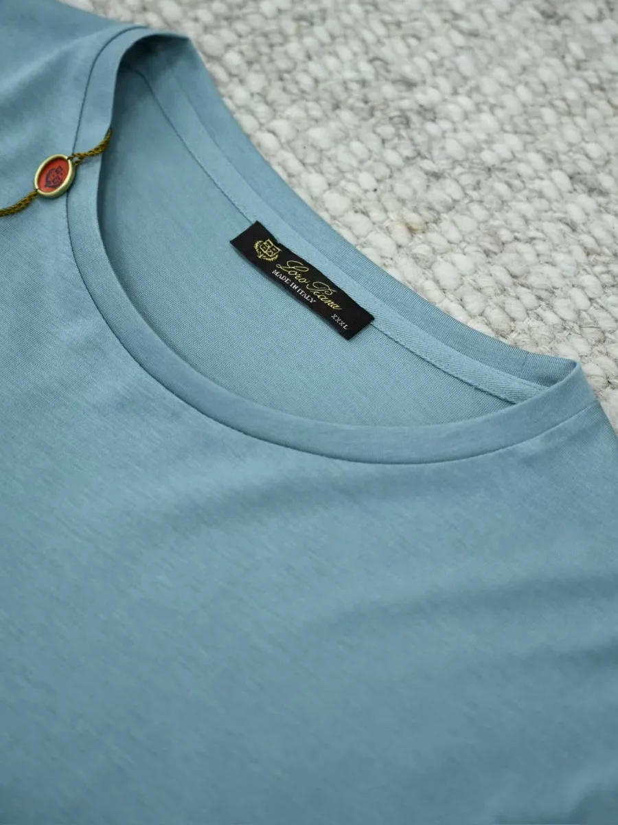 Синяя футболка Loro Piana, крупный план горловины с внутренней чёрной брендовой этикеткой